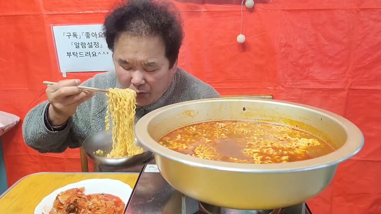 오늘점심은 라면5섯봉으로 때우자!!