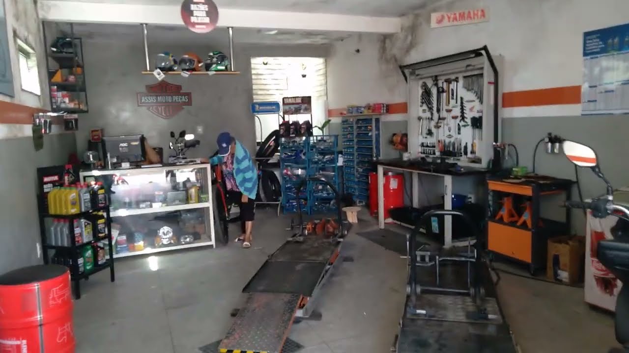 fazendo um propaganda na loja de Assis moto peças