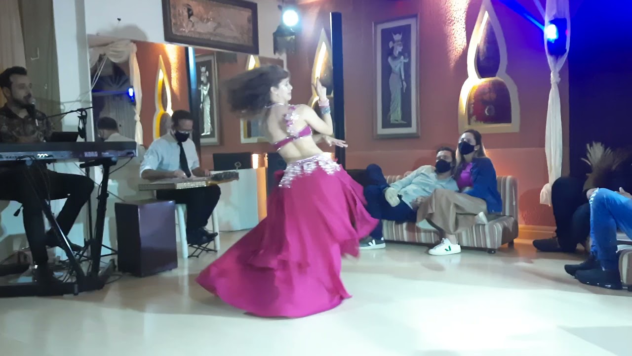 Karen Bueno e Banda Al Fan na Khan el Khalili - Akdeb Alek