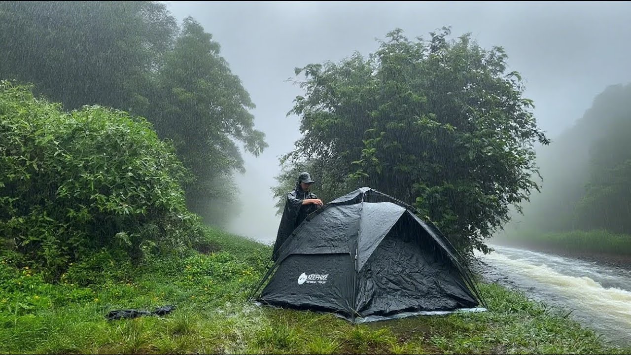 CAMPING ON THE RIVER DURING HEAVY RAIN‼️ SLEEP SOUND UNDER THE RAIN