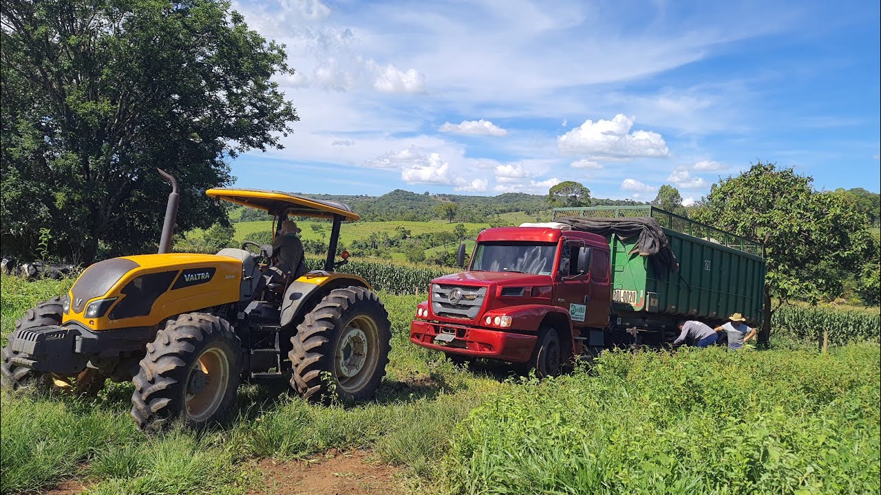 Trator valtra a950r Puxando o Caminhão Atolado Com mais de 20 toneladas de Silagem