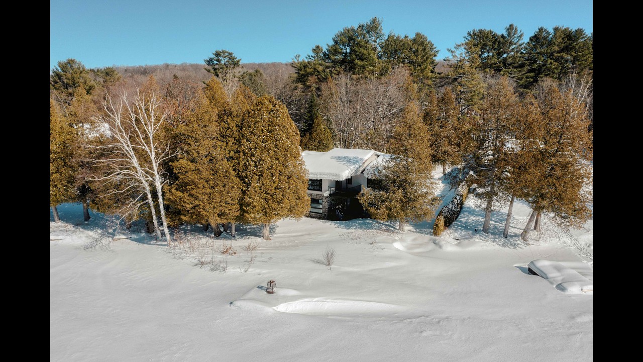 963 Chemin du Lac Connelly, St Hippolyte par Josiane Désy-Anthony de RE/MAX Crystal