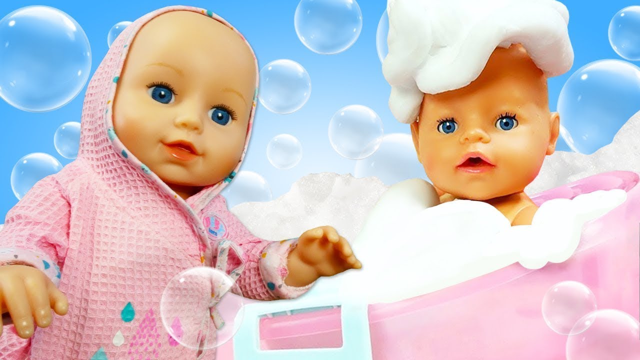 Baby Annabell doll & bath time. Pretend to play & toy bathtub for Baby Born dolls. Baby doll videos.