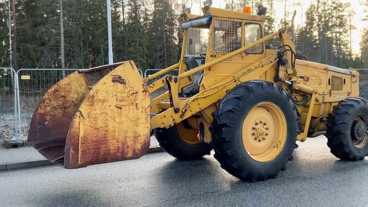 Köp Baklastare Volvo BM LM 841 med skopa och gafflar på Klaravik