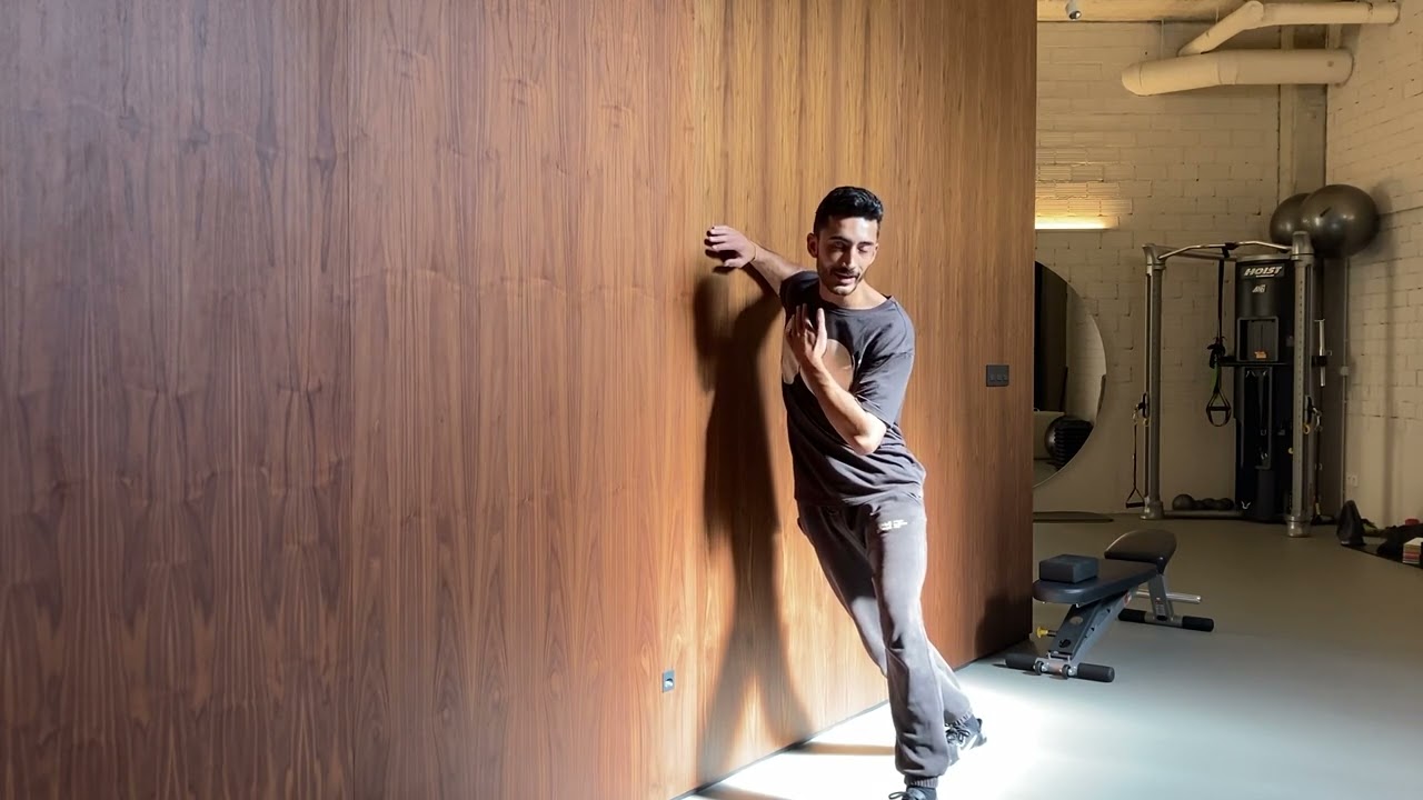 ESTIRAMIENTO PECTORAL MENOR EN PARED