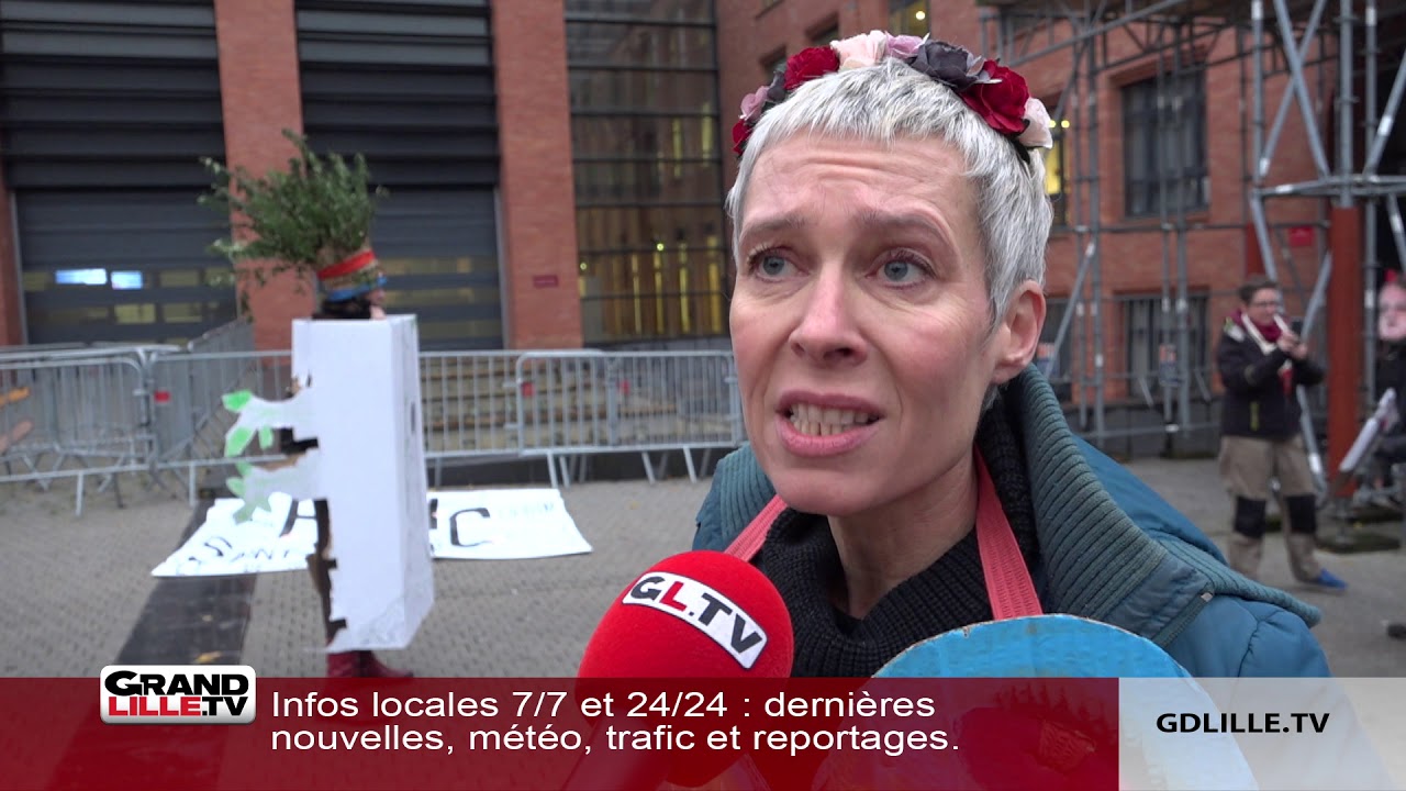 Des militants devant l’Hotel de Ville de Lille contre les travaux de la friche St Sauveur