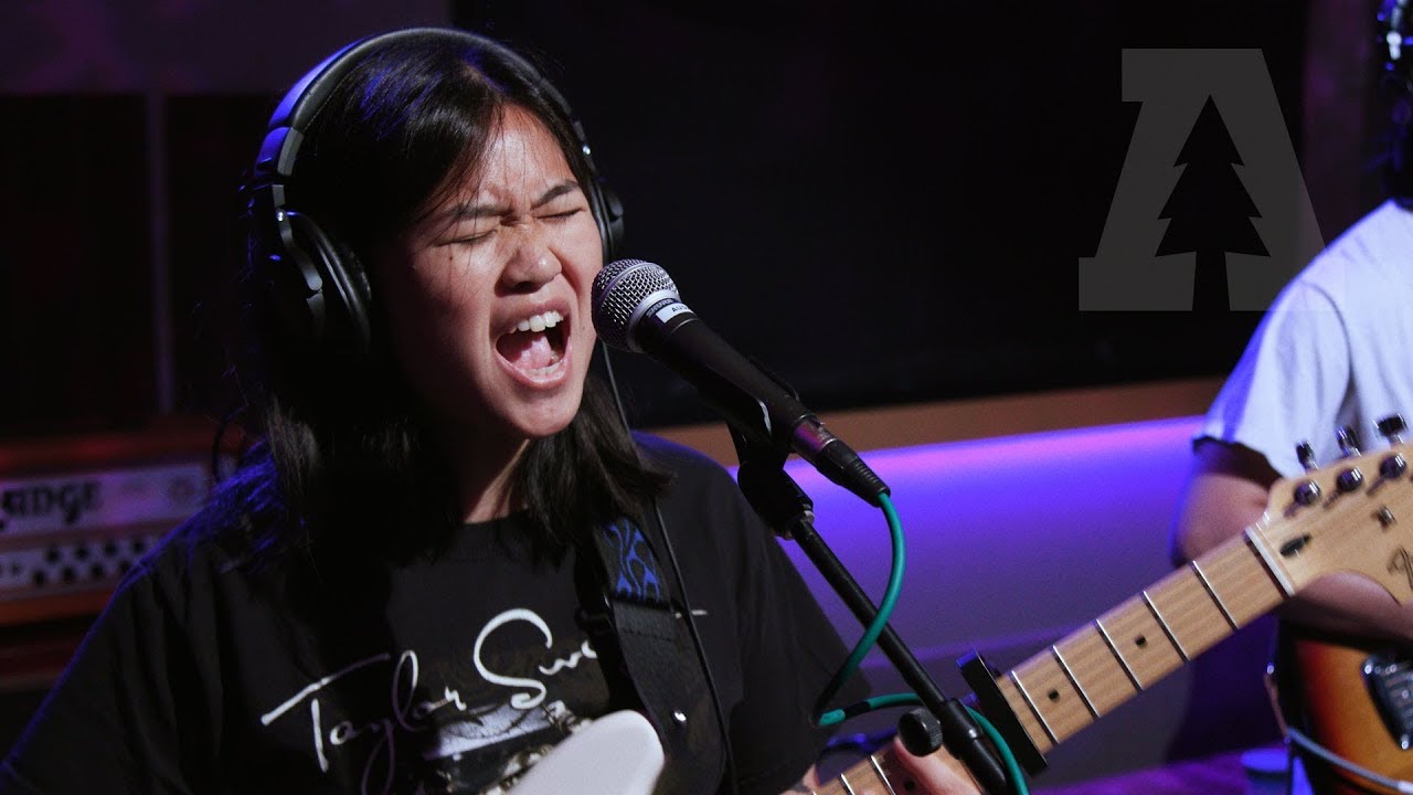 Hana Vu - Crying on the Subway | Audiotree Live