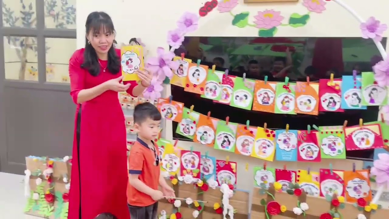 Các bé 5a2 chúc bà, mẹ và cô giáo ngày 8/3 