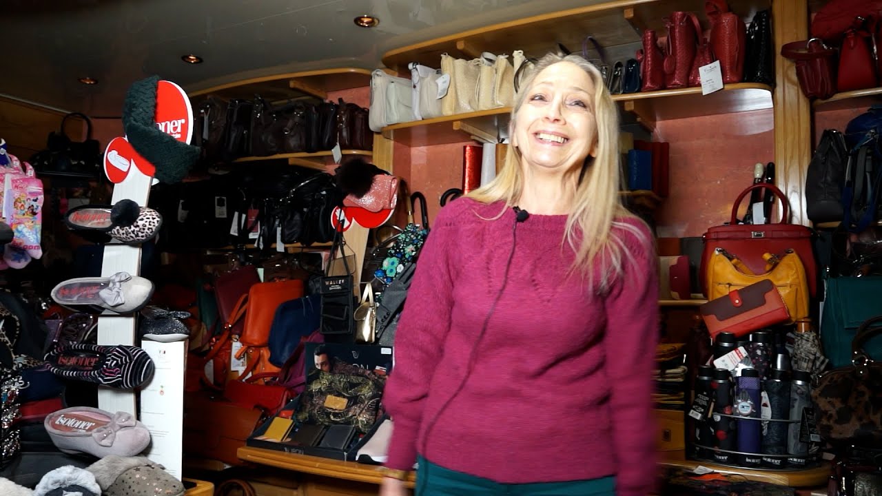 CHANTAL MAROQUINERIE nous accueille rue du Ch&acirc;teau &agrave; Ambert ! Une autre membre des VITRINES D'AMBERT