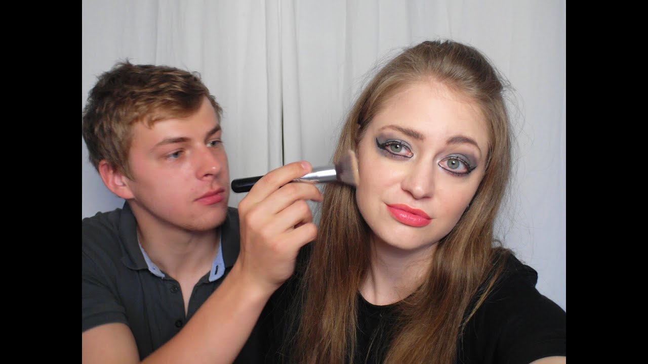 Мой парень делает мне макияж!
