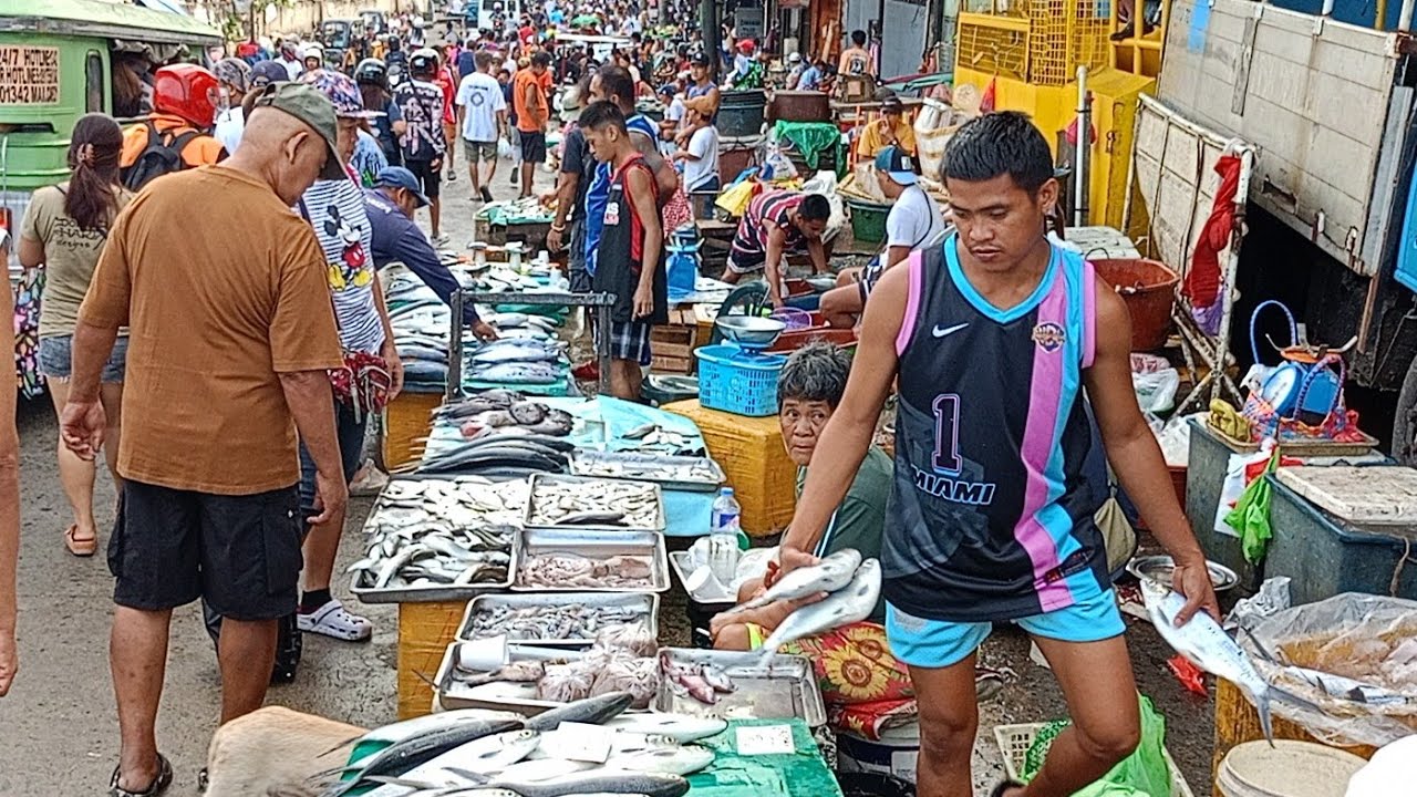 GRABE AYAW PAAWAT NG TUMPUKAN  MAY 50 AT 100 PESOS KALANG MAY ISANG KILO KA NA MAUULAM #seafood#fish