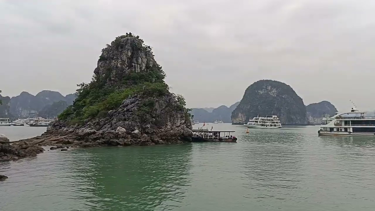 Ha Long una dintre minunile naturale ale pamantului