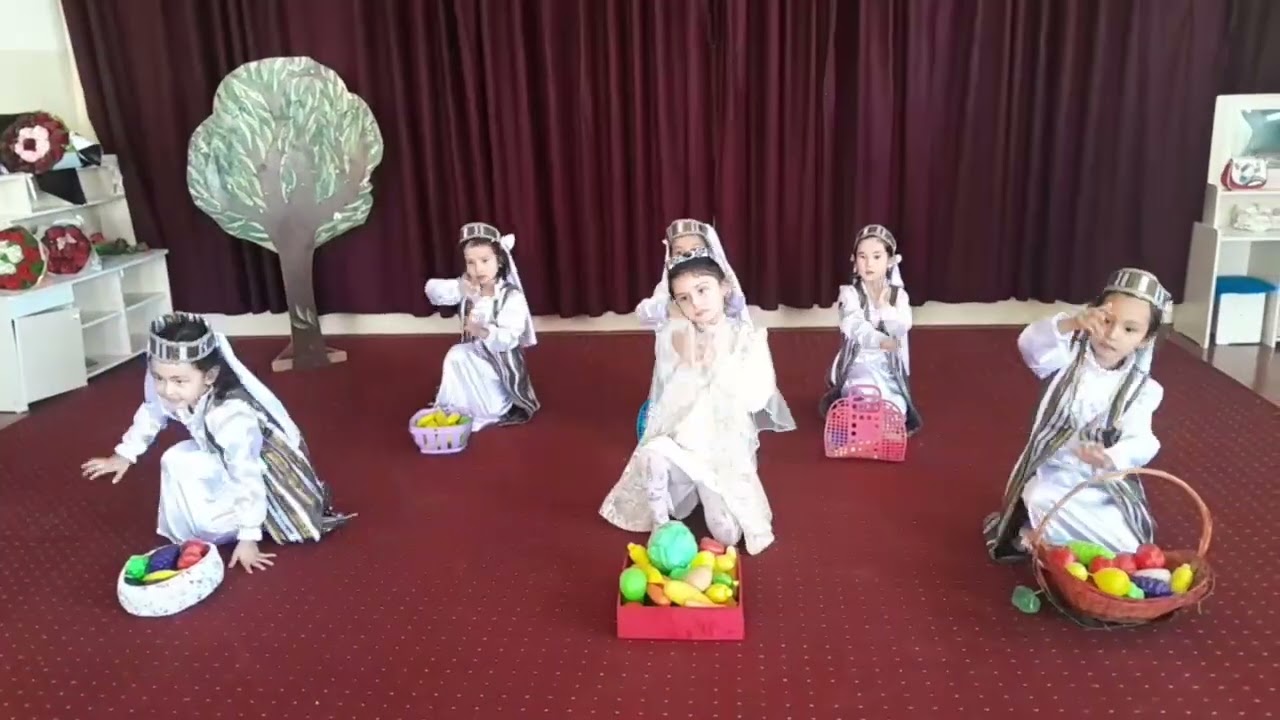 Savatchalar bilan raqs. Qizcha. Savatcha.