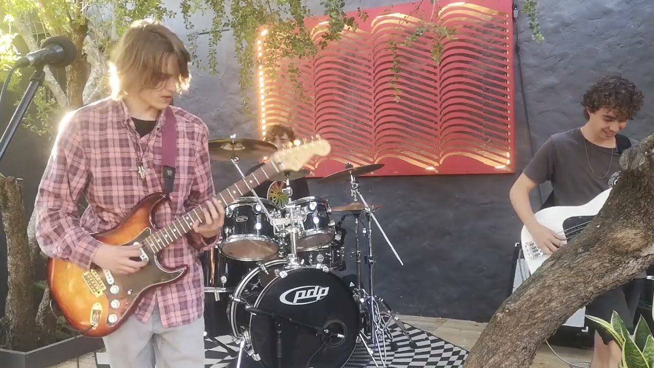Earth Blues - Teeth (Live at The Sound Garden)