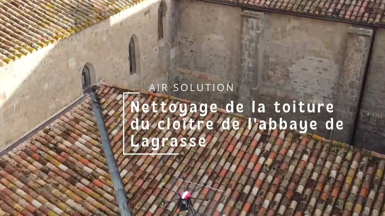 Nettoyage du cloître de l'abbaye de Lagrasse