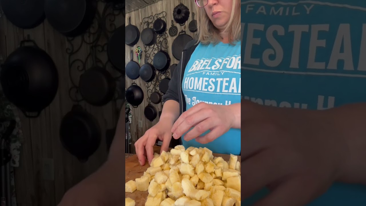 Dehydrated bananas 🍌 are so easy and so good! Stay tuned for what to do with the peels!