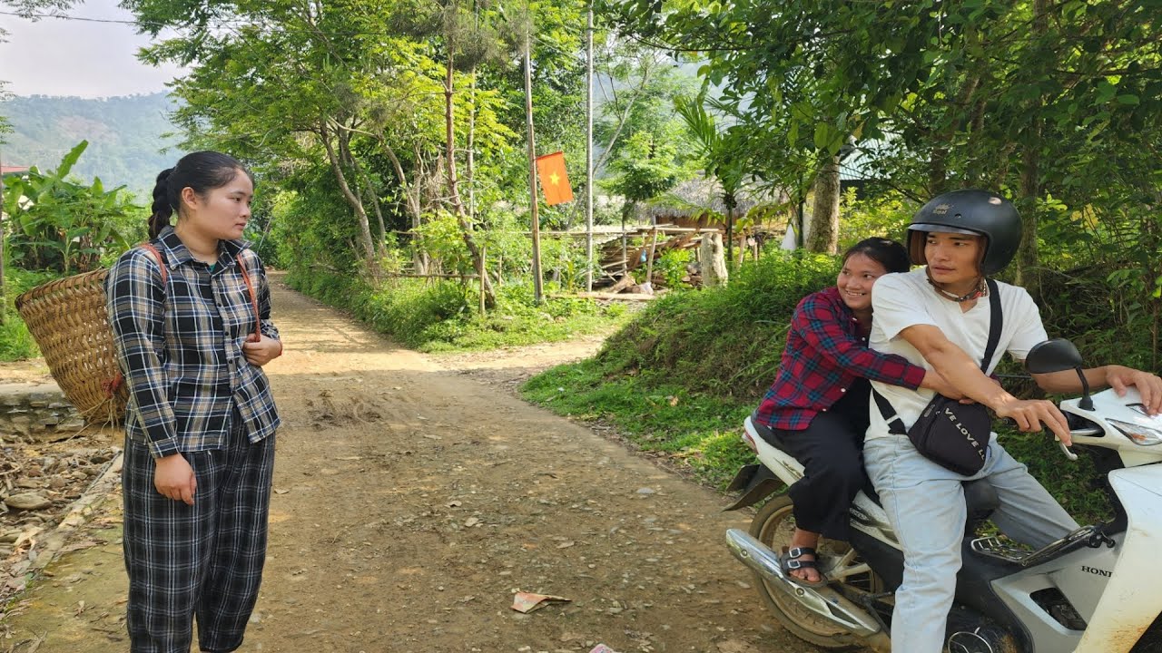 went to the police station to ask for help finding Tuyet and unexpectedly met Dung on the street.