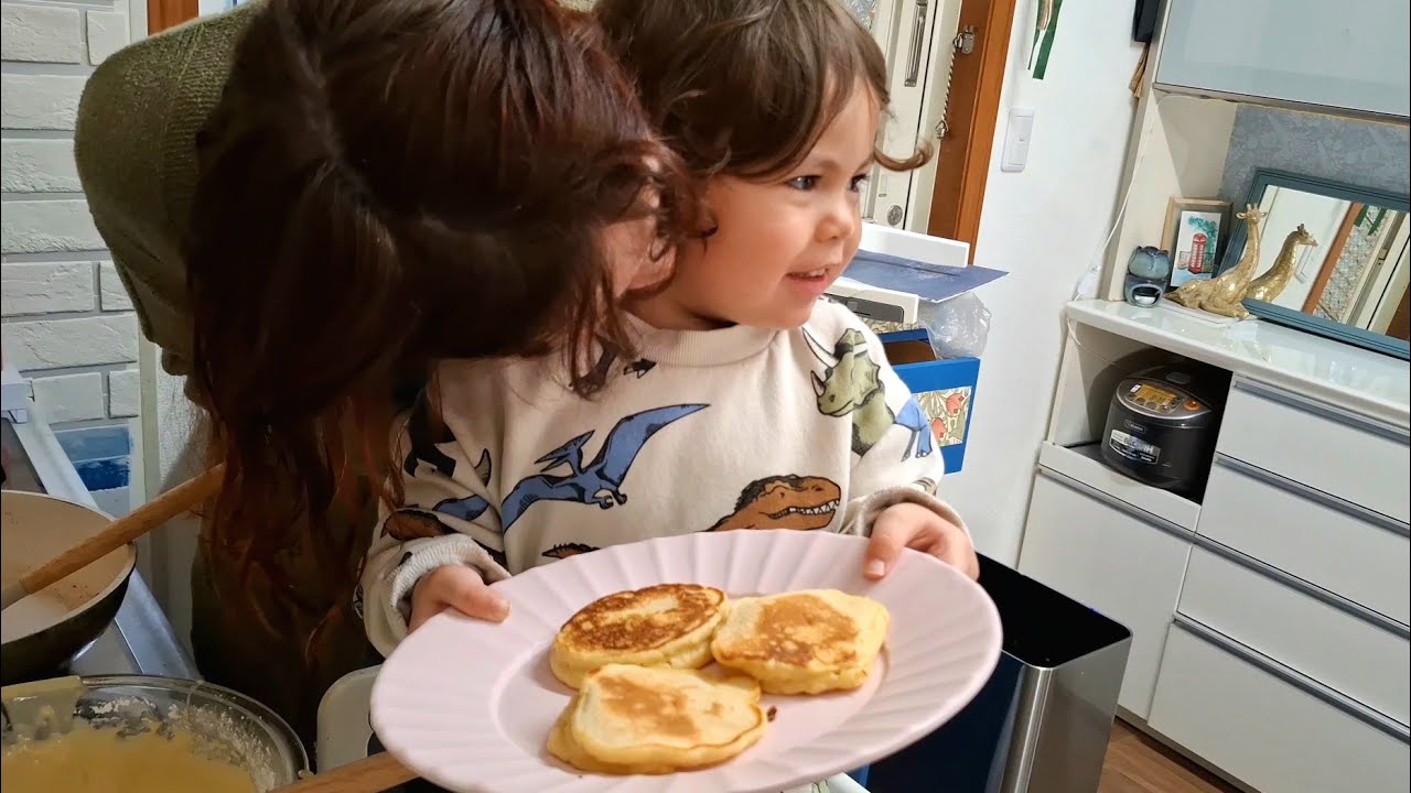 🍳3歳が作る朝ごはんパンケーキ🥞1歳もモグモグ食べて幸せな朝【国際ファミリーの日常】
