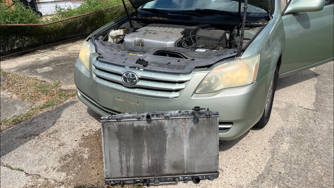 Замена радиатора на Toyota Avalon 2005 года выпуска.