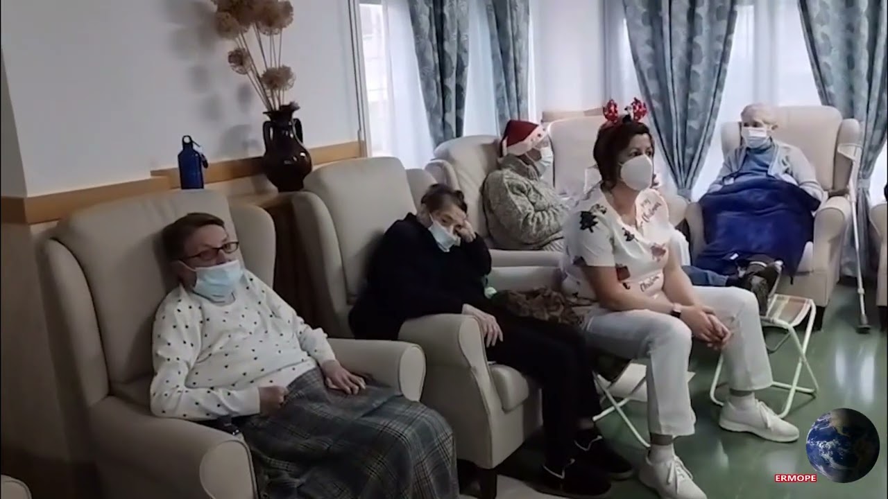 NAVIDAD 2025 CABEZA DEL BUEY BARBUQUEJO ANIMANDO A LOS MAYORES DE LA RESIDENCIA