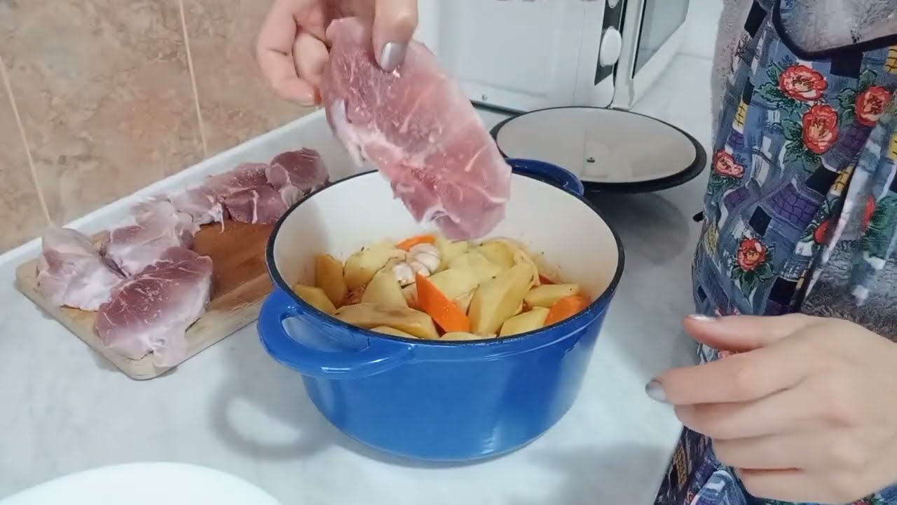 Oala de fontă ma cucerit, mâncarea are alt gust : carne de porc suculentă și fragedă cu cartofi la 