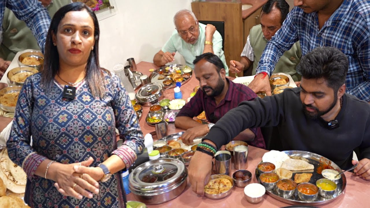 અનલિમિટેડ ગુજરાતી થાળી અને કુકીંગ ક્લાસ ની સાથે નિધિ બેન પોતે આ રેસ્ટોરન્ટ ચલાવે છે Nidhi's kitchen