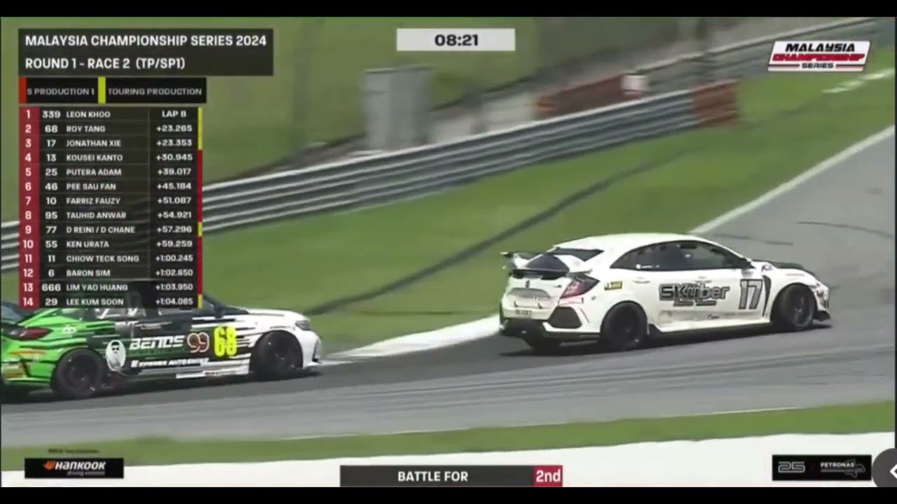 An intense race battle between two Honda Civics | FL5 vs FK8