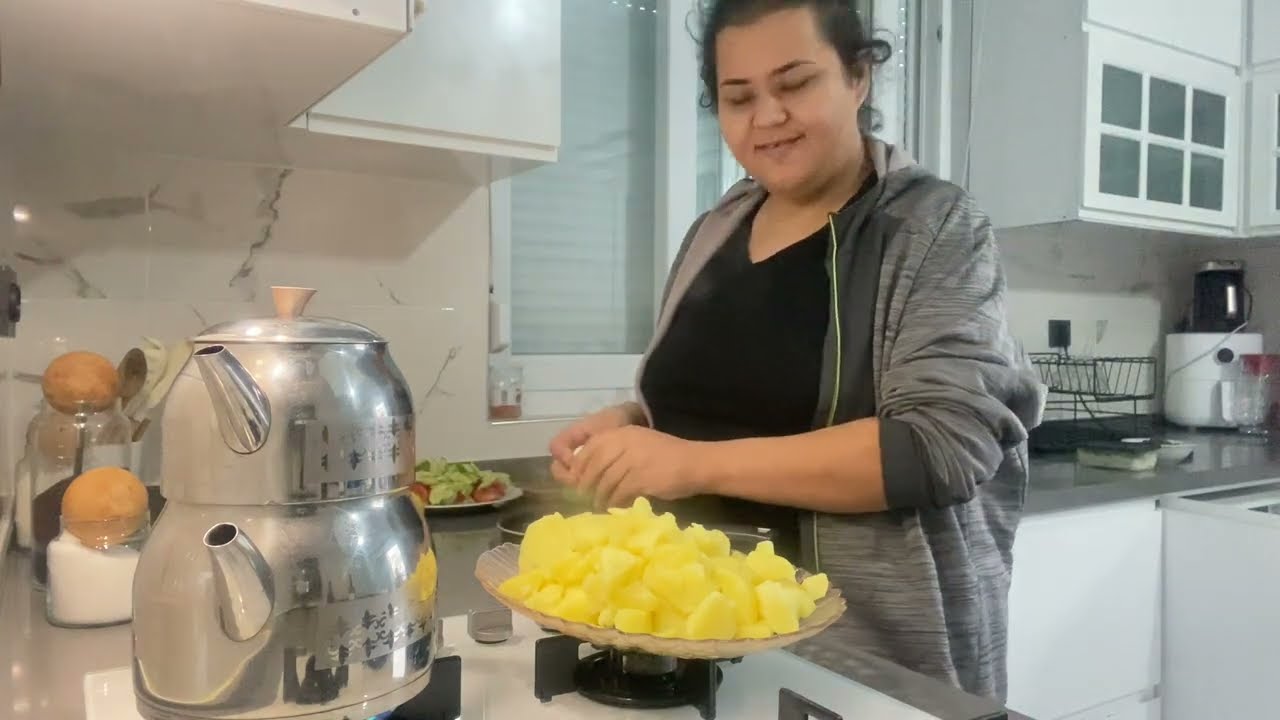 Sabah kahvaltısına patates salatası hazırlıyorum
