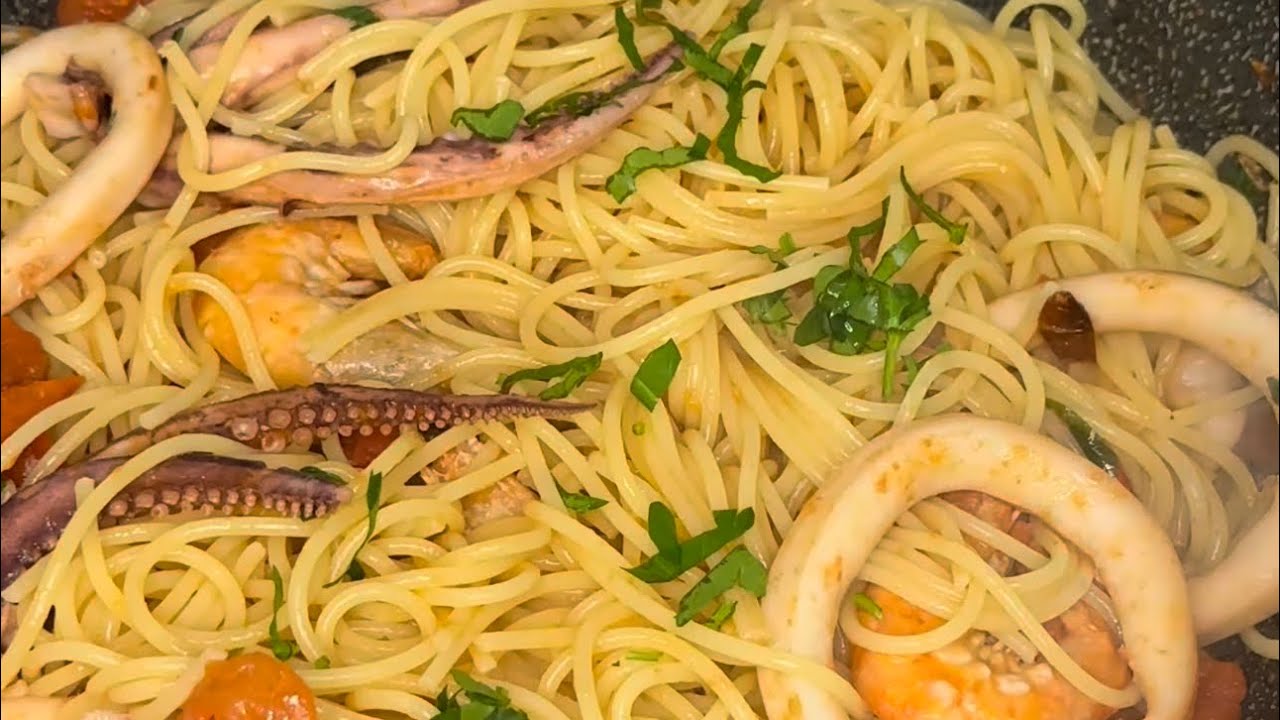 spaghetti  con polpo e gamberi e calamari