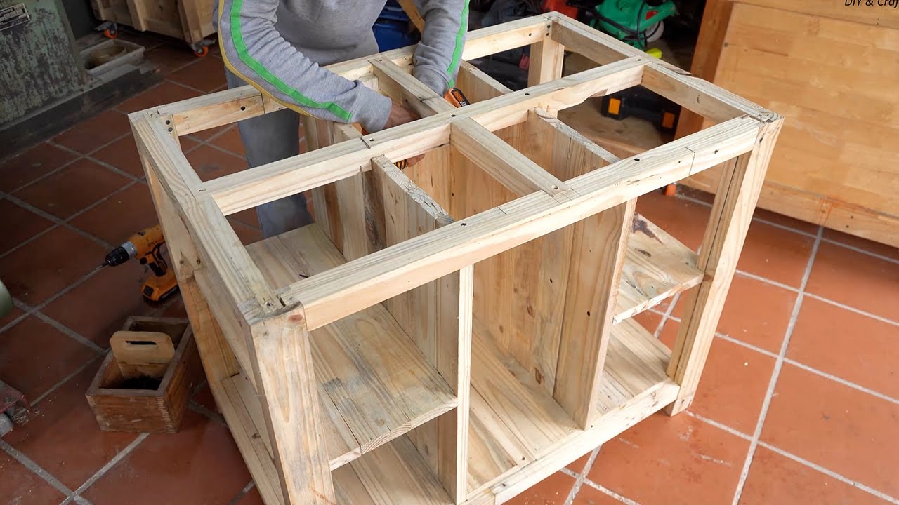 Impressive wooden table from pallets and marble - DIY woodworking projects