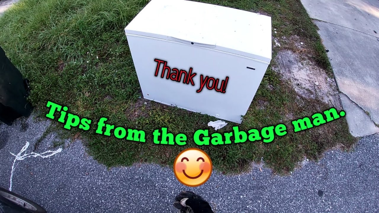 Мусорщик помогает мне сдавать металлолом.