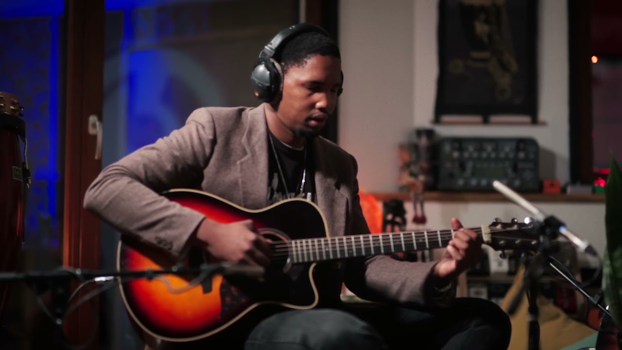 'FREE TO RUN' live - Ann Jangle ft Sagarias Tsam
