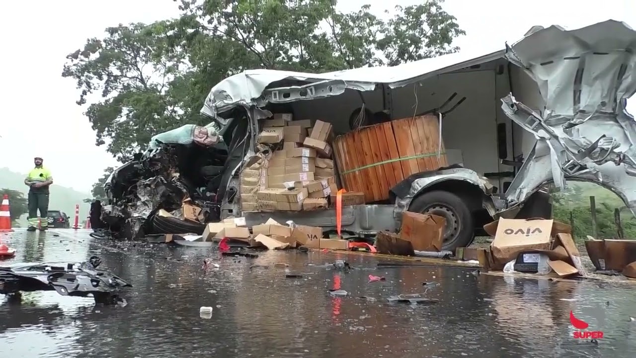 Grave acidente entre caminhão e van é registrado na BR-116, em Inhapim