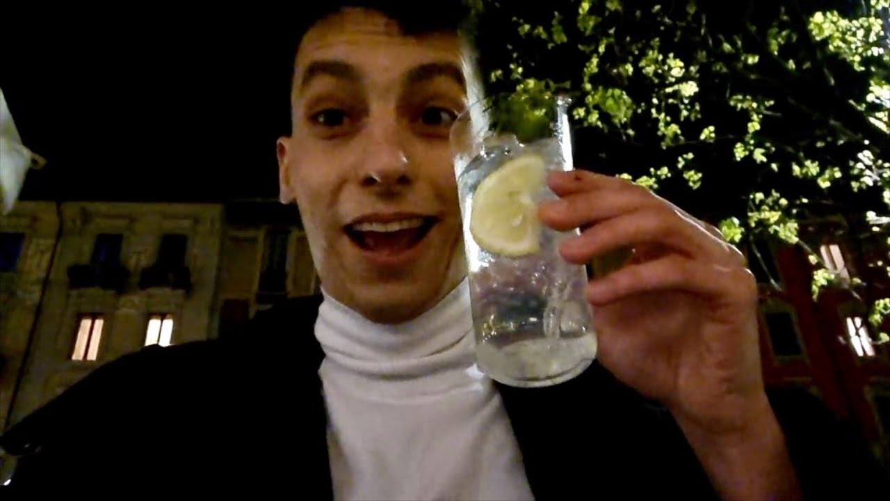 Homy beve il 