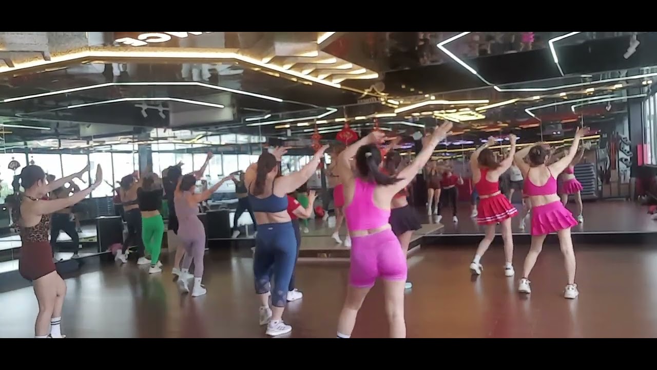 Em mời gia đình mình tập aerobic 