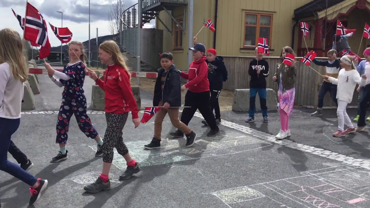 Fjerdum skole 1.- 4. trinn går i 17. mai tog 2020