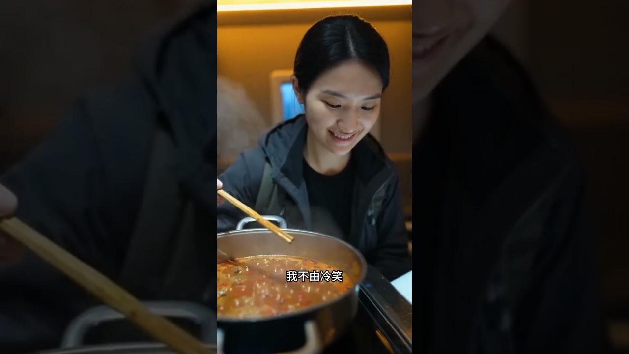 《抢我避难所，我走后悔什么》被抢走避难所的我丝毫不慌，因为我有一座移动堡垒，那是我花费全部心血打造的超级卡车。而且我还意外获得了一个继续，收集相应的物资就能升级卡车，从此末世之中多了一个女王#木木漫剧