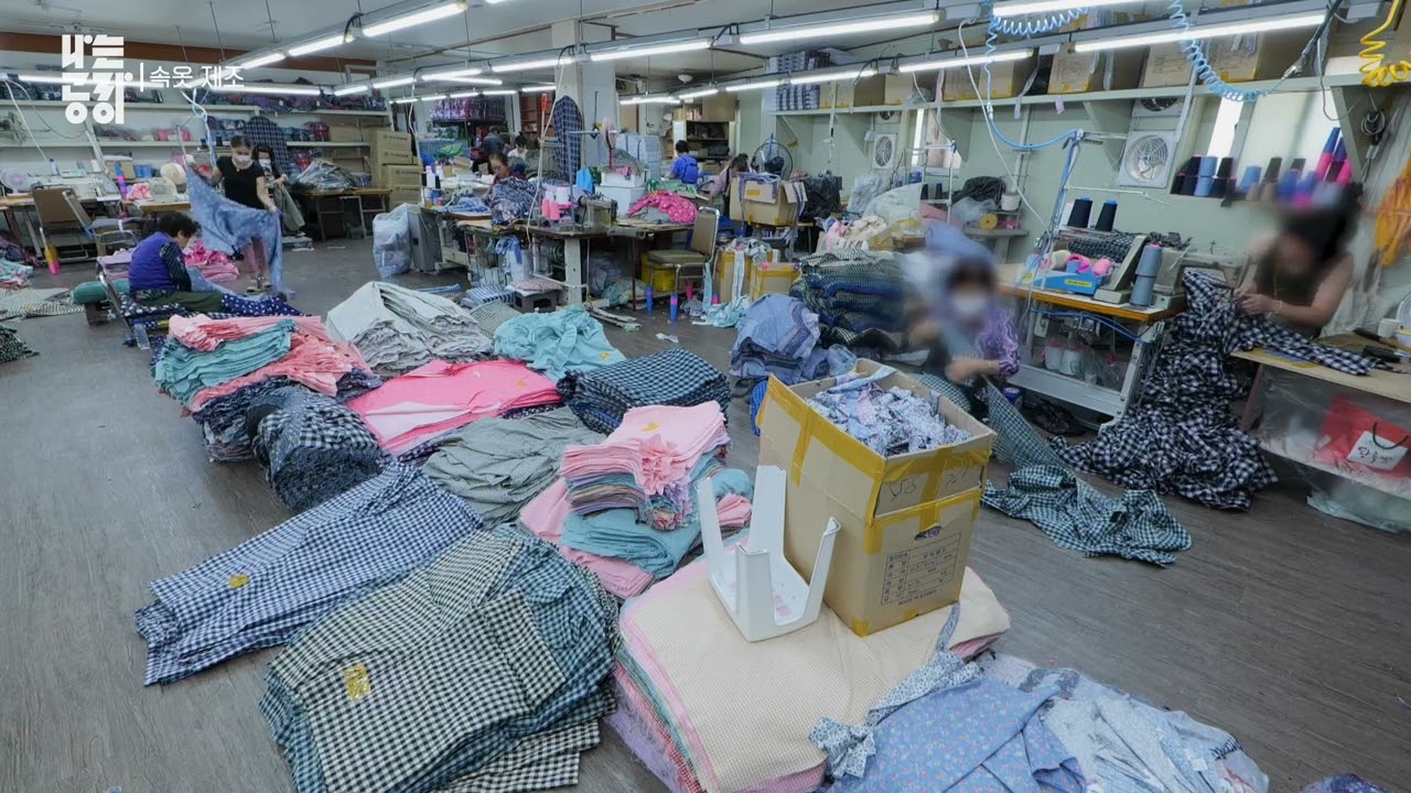 속옷을 대량생산하는 과정. 편하게 입은 한국의 속옷 제조 공장 / The process of mass production of underwear.