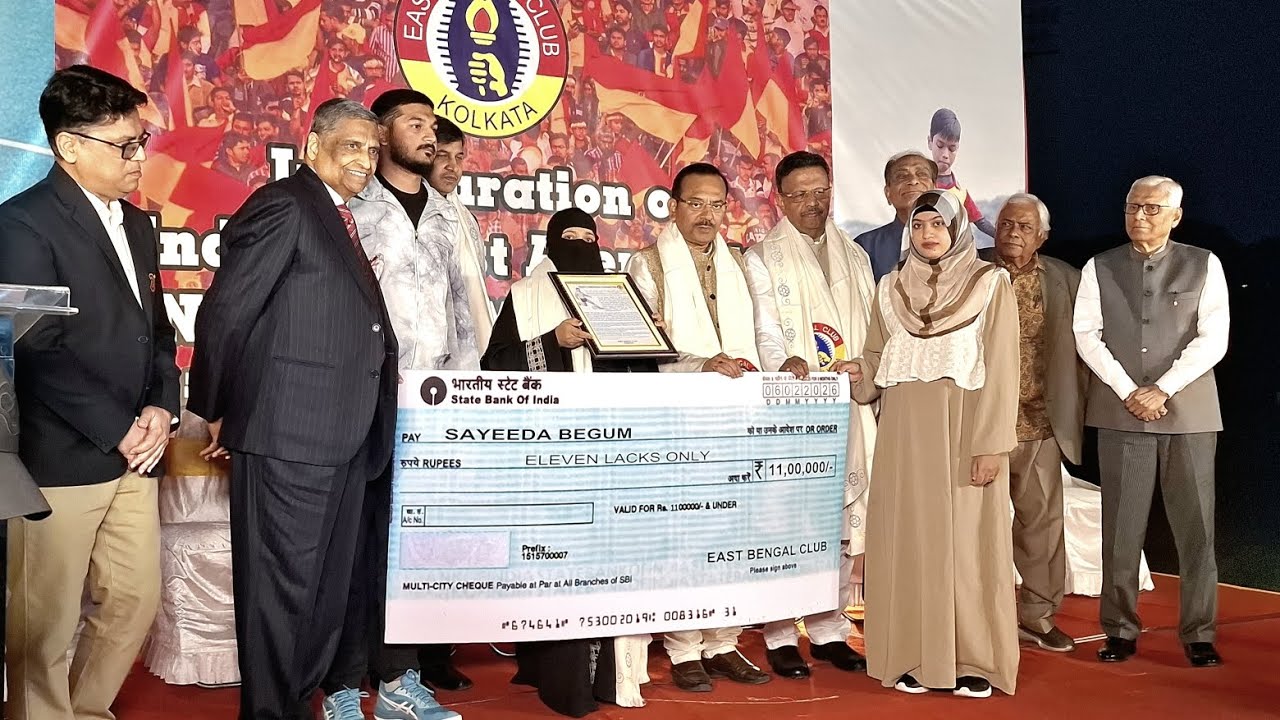 ইস্টবেঙ্গল  ক্লাবের প্রয়াত ফুটবলার ইলিয়াস পাশা কে শ্রদ্ধা জানাতে তার সহ ধর্মিনী সাঈদা বেগম এর হাতে