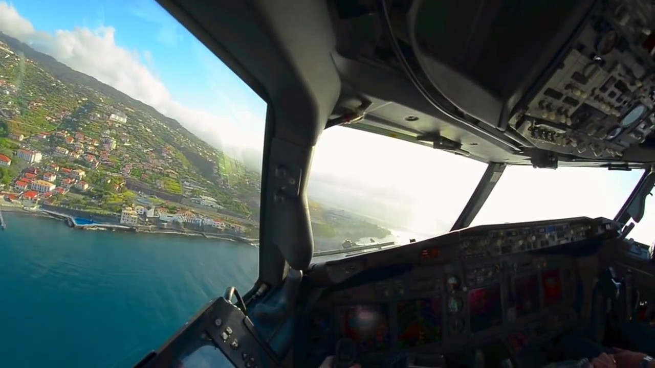 CRAZY! Inside Cockpit Crosswind Landing at Madeira Cristiano Ronaldo Airport HD