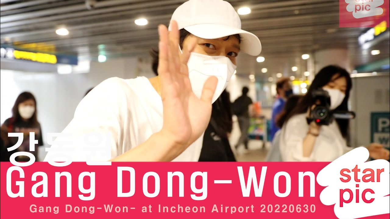 강동원 '걸어다니는 조각상!' [STARPIC] / Gang Dong-Won- at Incheon Airport 20220630