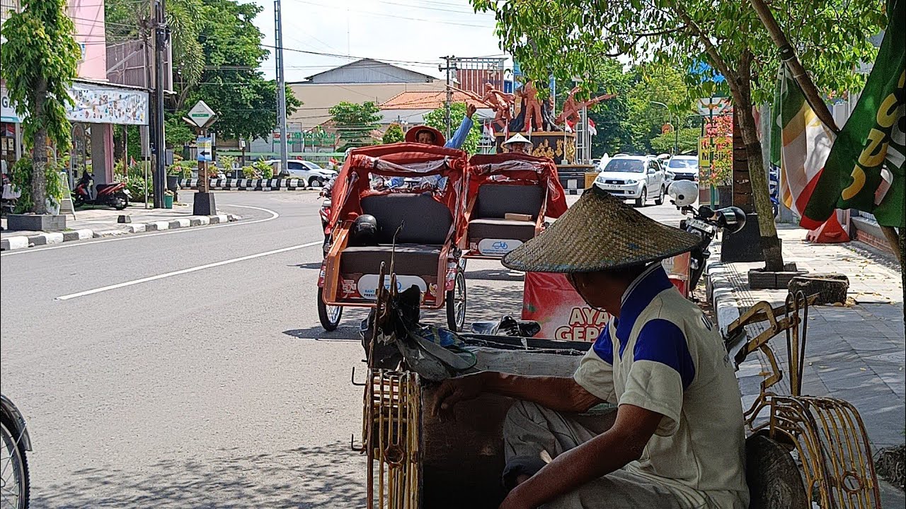 EKSPRESI TUKANG BECAK INI LIHAT REKAN SEPROFESINYA KENDARAI BECAK LISTRIK BANTUAN PRESIDEN