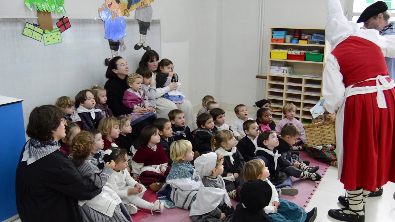 Xabier Munibe Ikastolako txikienen maitasuna jaso dute Olentzerok eta Mari Domingik