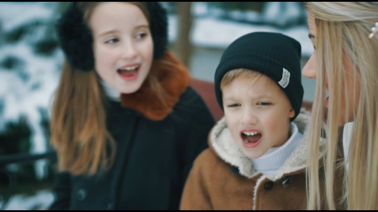 Familia Timofte - E Craciun acuma iar (Official Video)