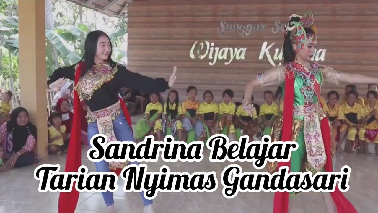 Liburan ke Cirebon Sandrina Langsung Mengunjungi Sanggar Tari