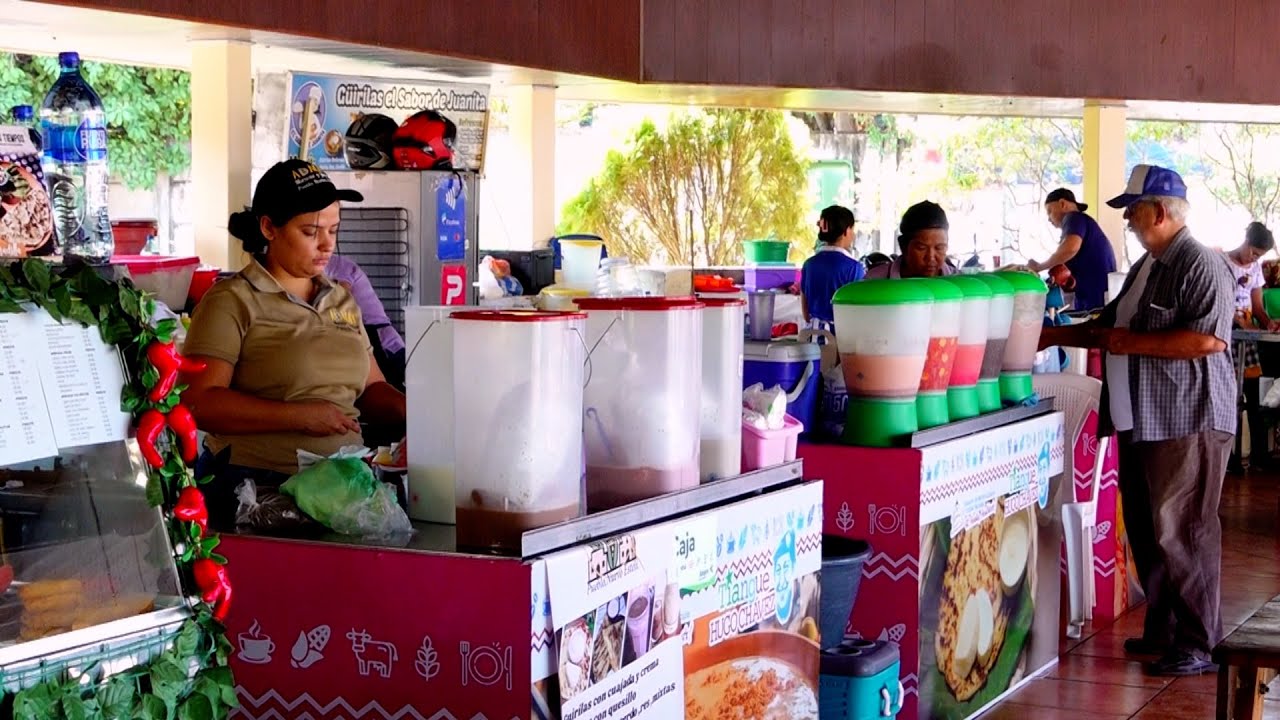 Familias activan la economía local mientras disfrutan de la gastronomía nica