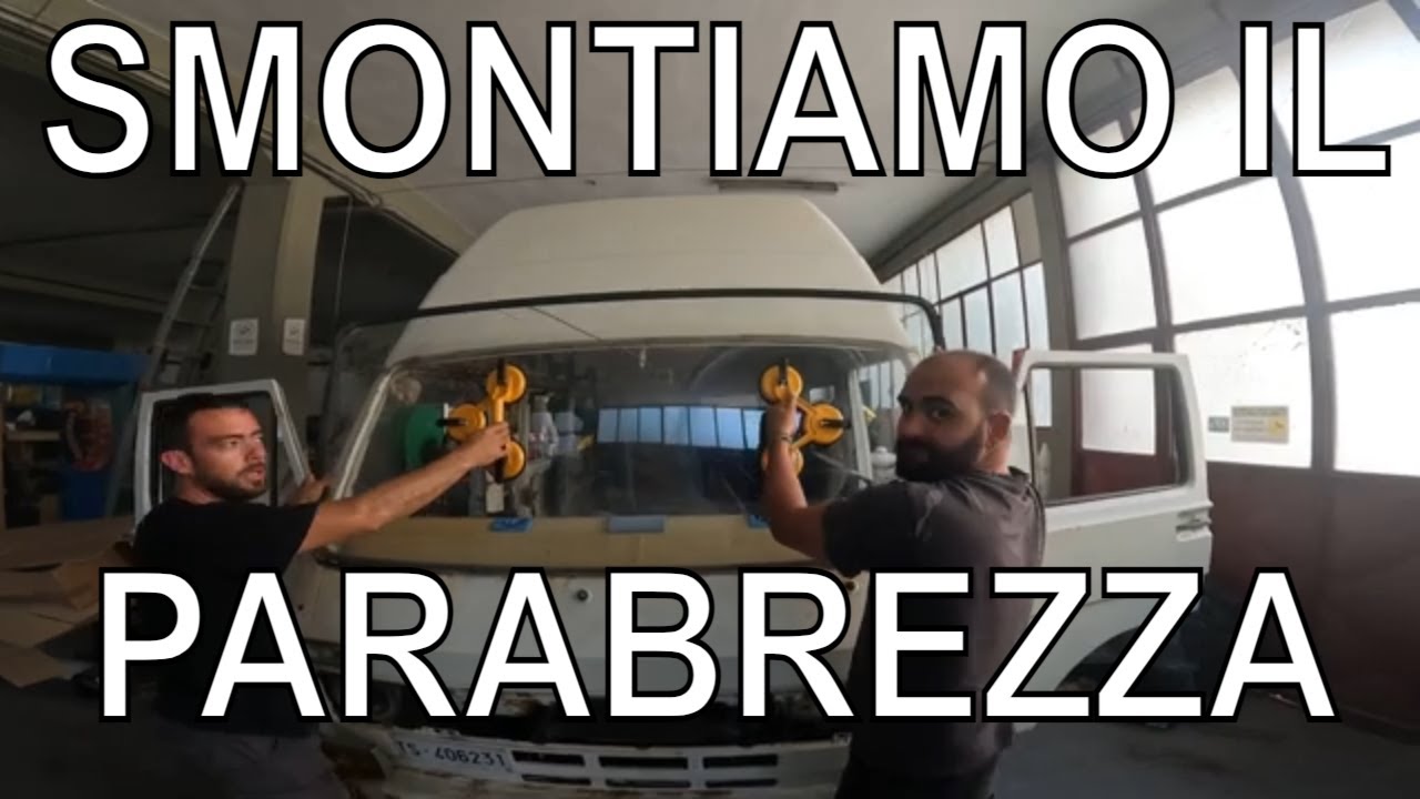 Rimozione parabrezza con guarnizione da auto d'epoca. How to remove a windshield from a vintage car.