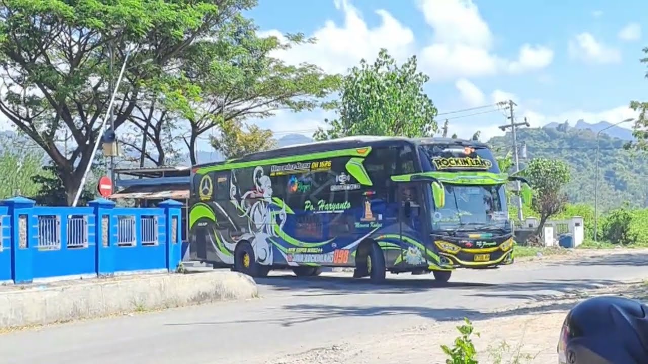 Hunting Bus di Pintu Keluar Terminal Giri Adipura Wonogiri