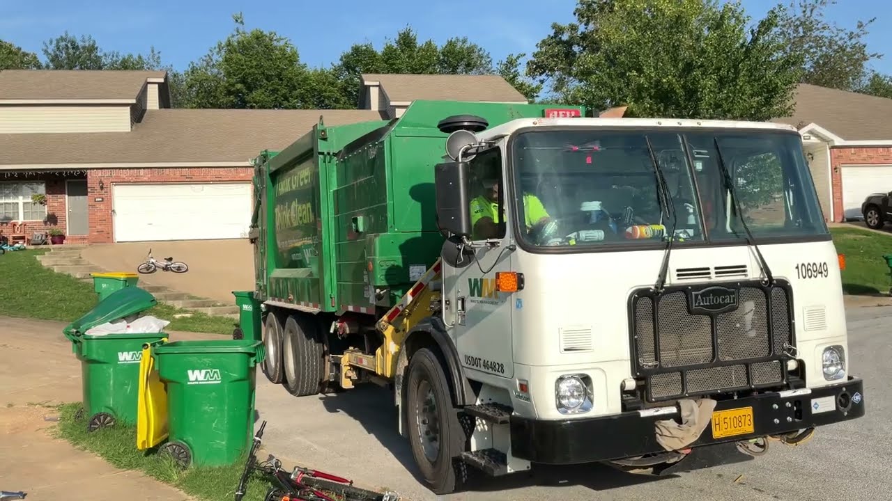 WM 106949 | Autocar ACX CNrG Heil Python Garbage Truck