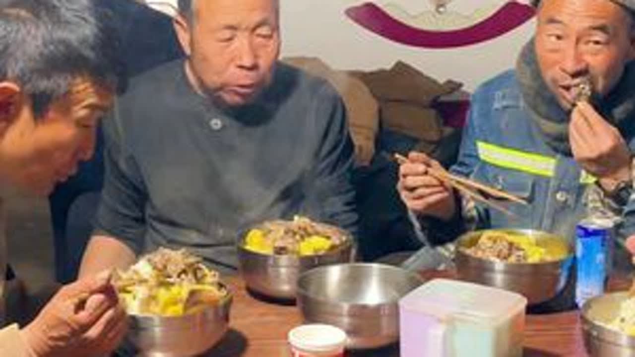 大春家继续拆鸡窝，忙活一天，晚饭改善伙食，羊排骨炖土豆，真香